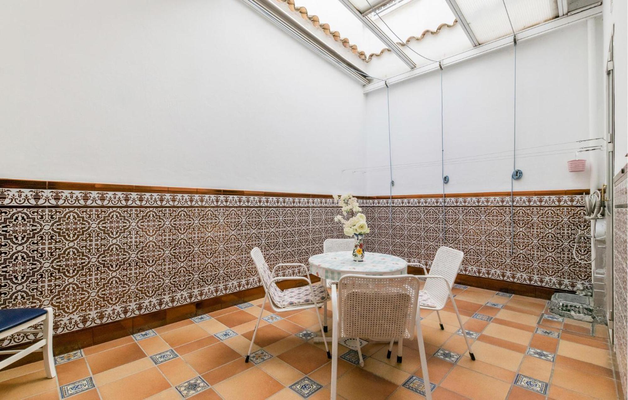 Cozy Apartment In Sevilla With Kitchen Bagian luar foto