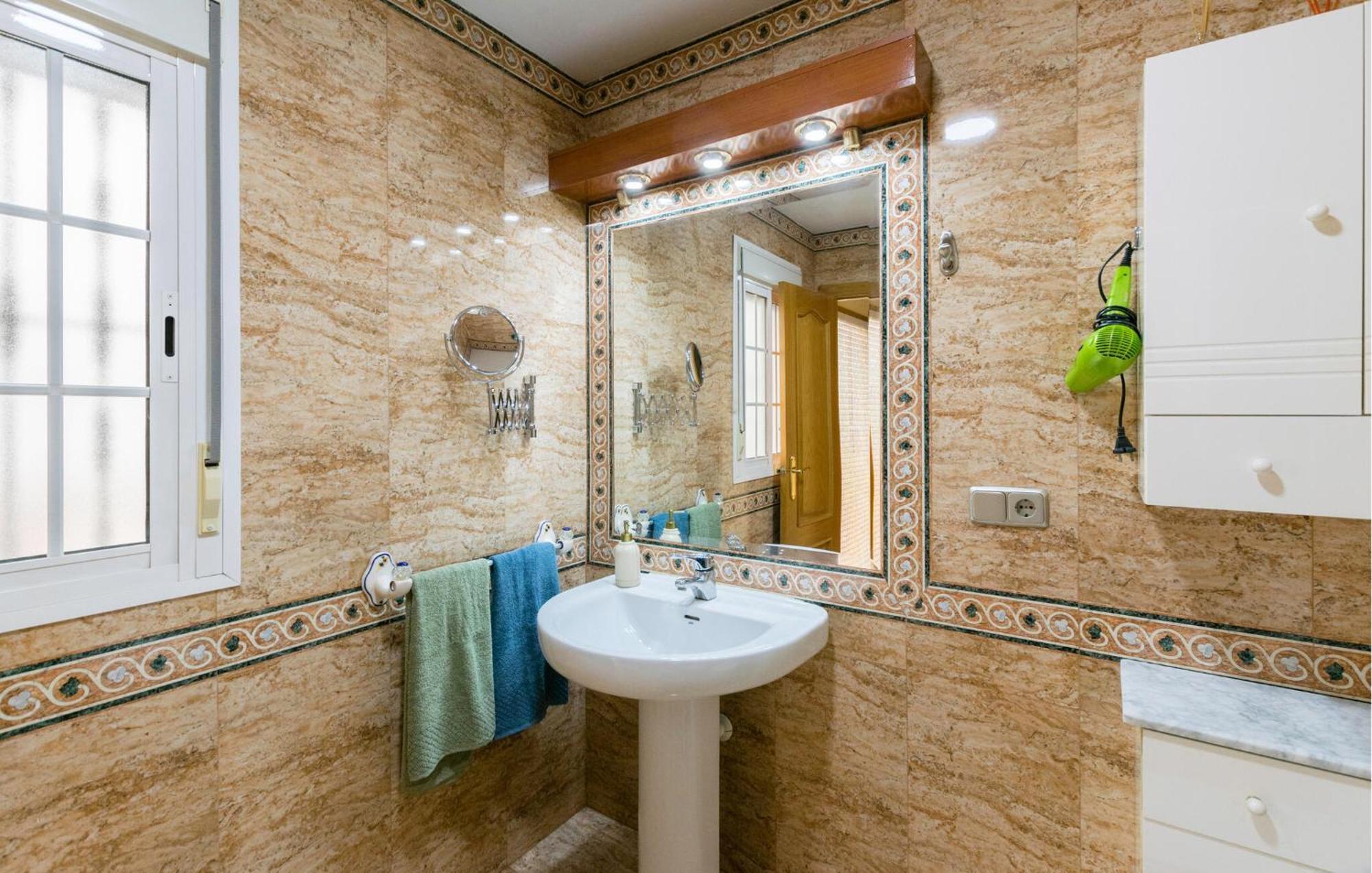 Cozy Apartment In Sevilla With Kitchen Bagian luar foto