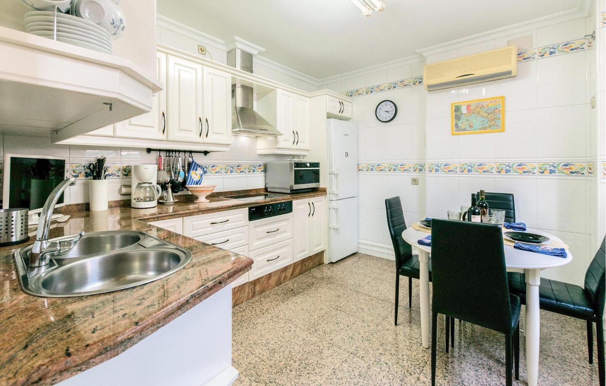 Cozy Apartment In Sevilla With Kitchen Bagian luar foto