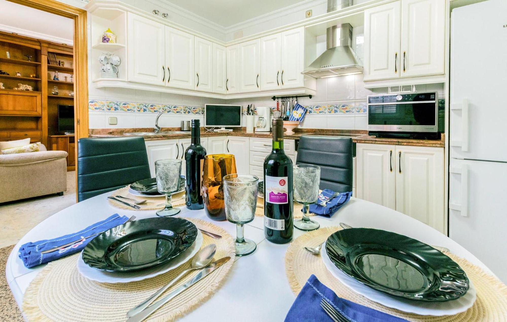 Cozy Apartment In Sevilla With Kitchen Bagian luar foto