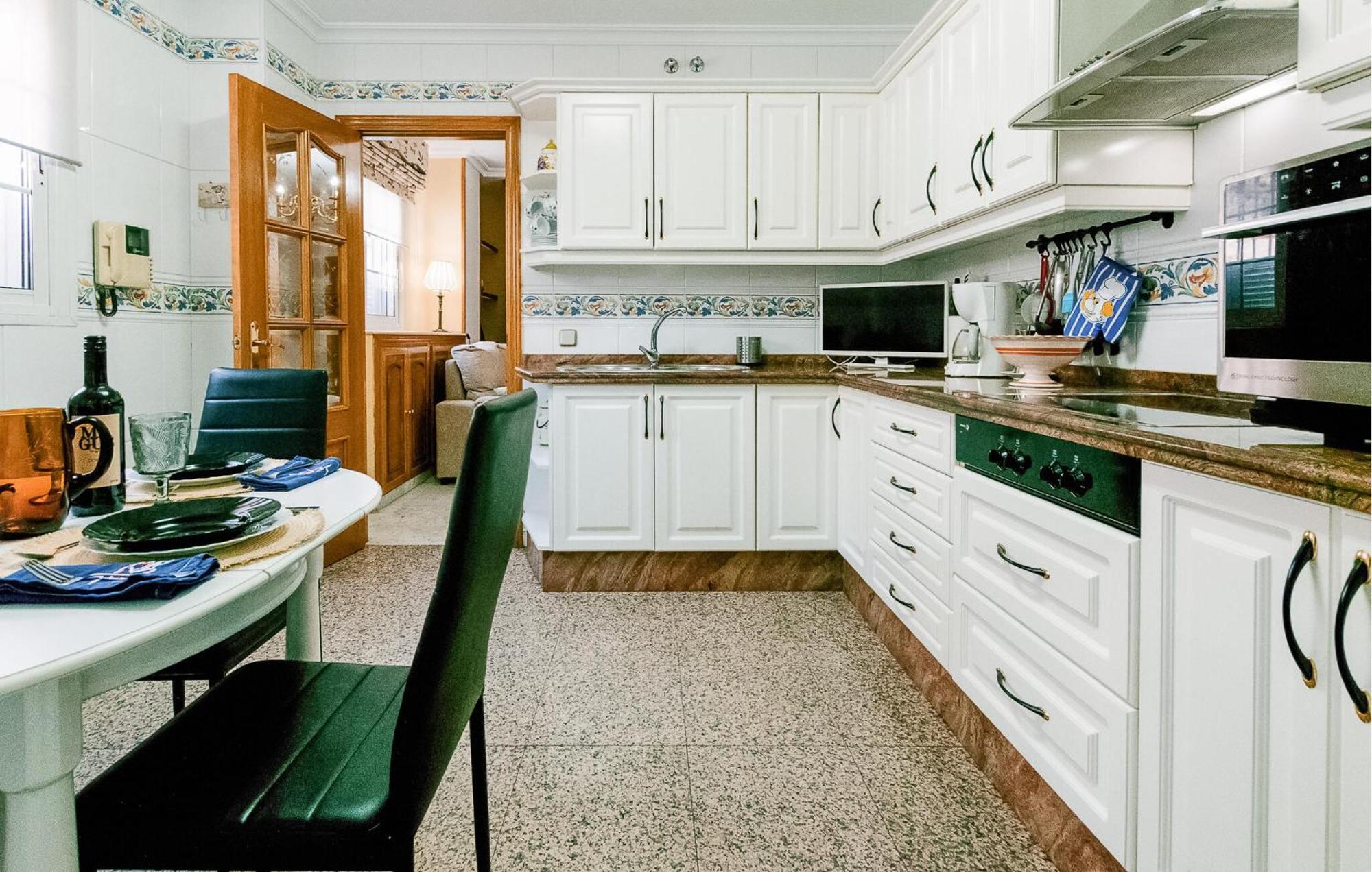 Cozy Apartment In Sevilla With Kitchen Bagian luar foto
